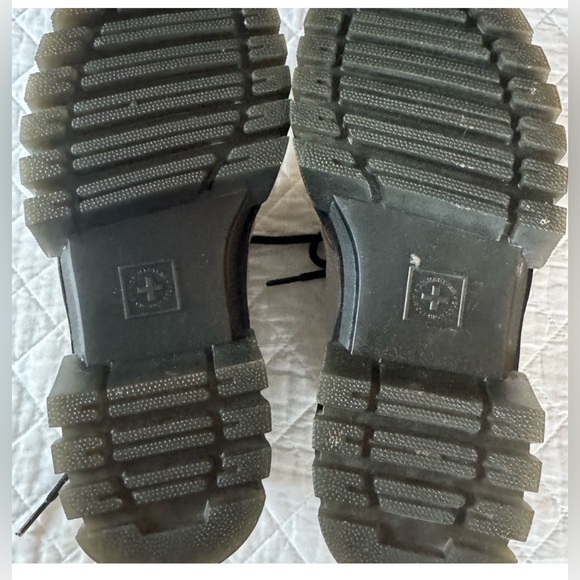 Woman’s Dr. Martens worn only once size 7 - Picture 3 of 3